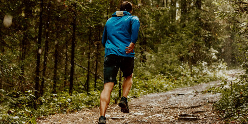 Atmungsaktiv, leicht, robust: Was gute Trailrunning-Jacken ausmacht